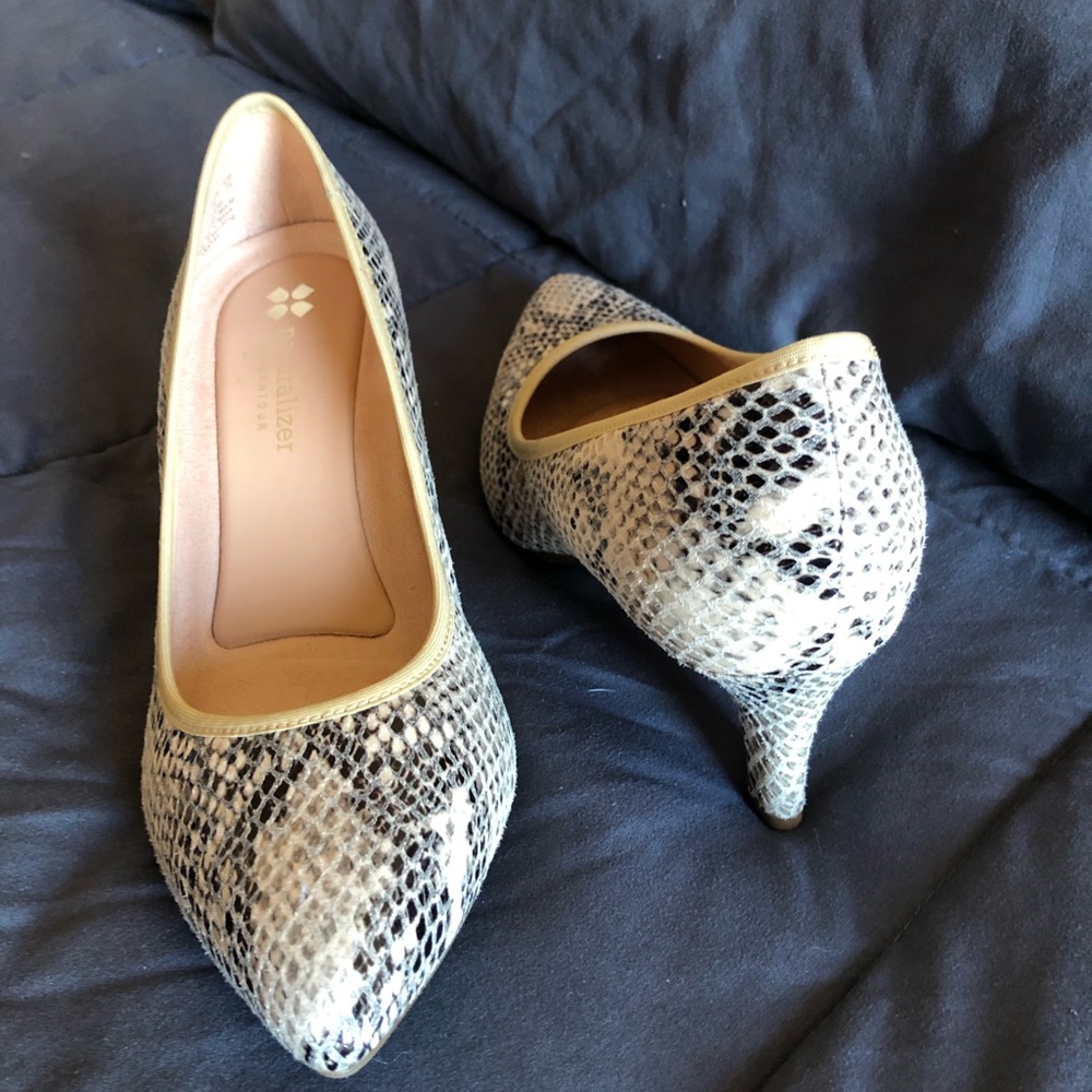 Brand new Naturalizer kitten heels
